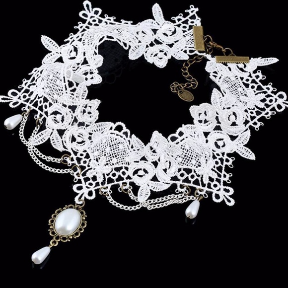 'Prim Cottage' Victorian Bridal Lace Necklace - Picture 3 of 4